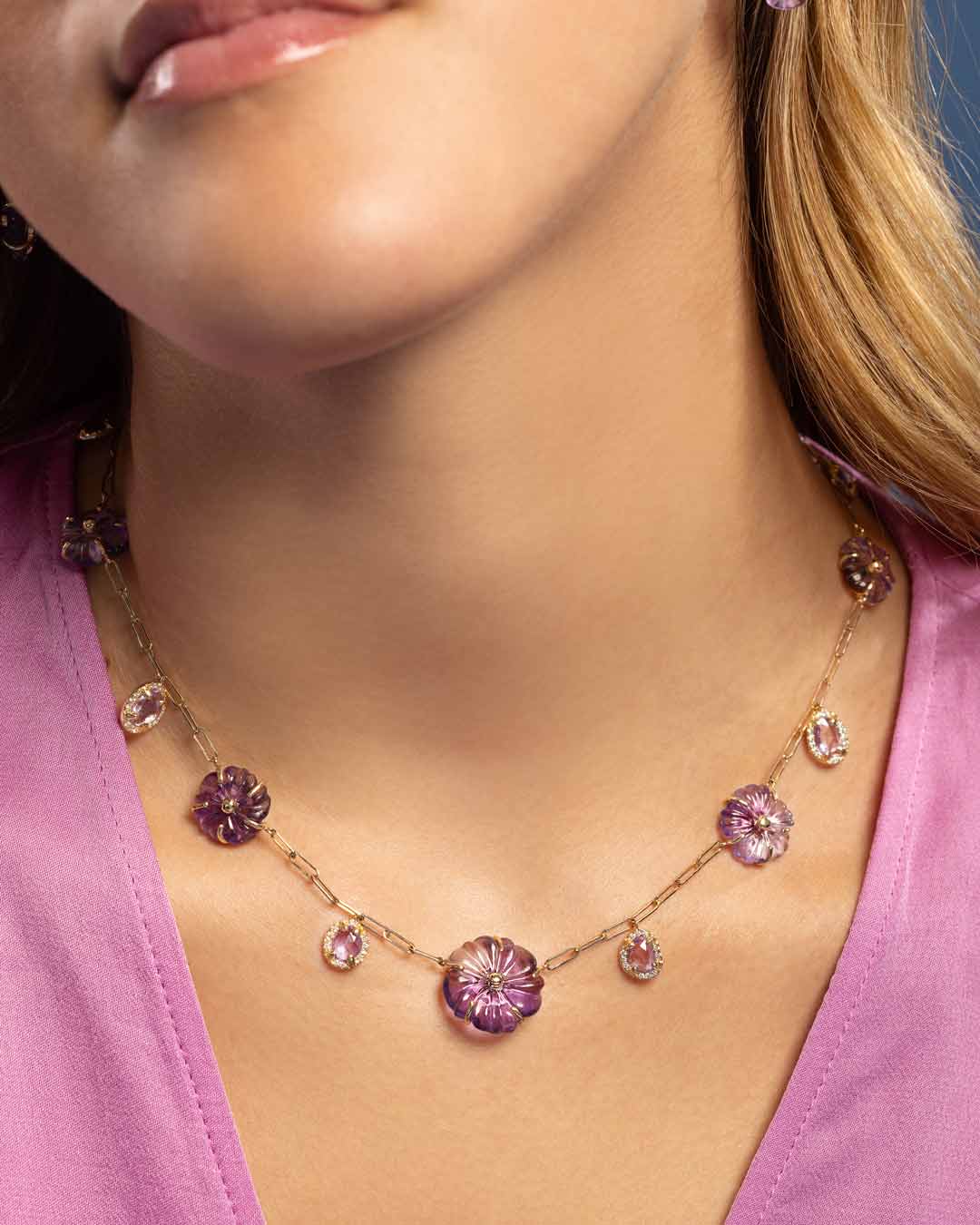 D0.37 CT COLLAR ORO AMARILLO 14KT CON FLORES AMATISTA MORADA Y AMATISTA POLKI