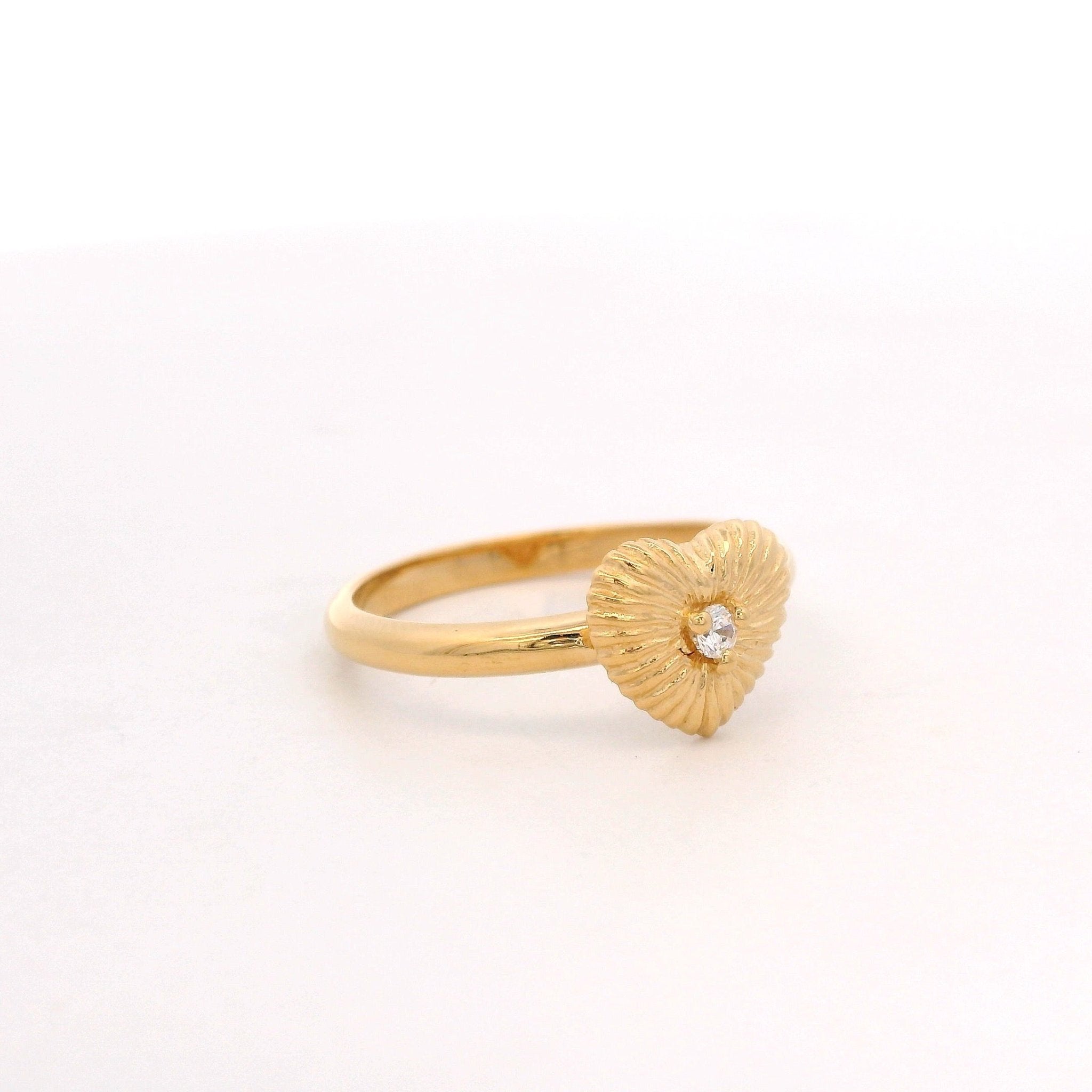 925YG TEXTURE HEART CENTER CZ RING T6.5 - C'SANTOS