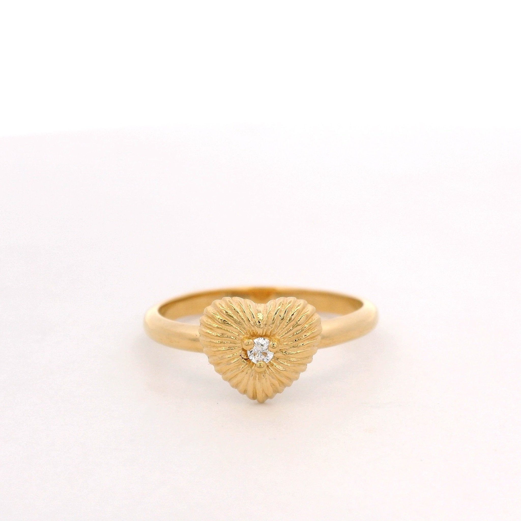 925YG TEXTURE HEART CENTER CZ RING T6.5 - C'SANTOS
