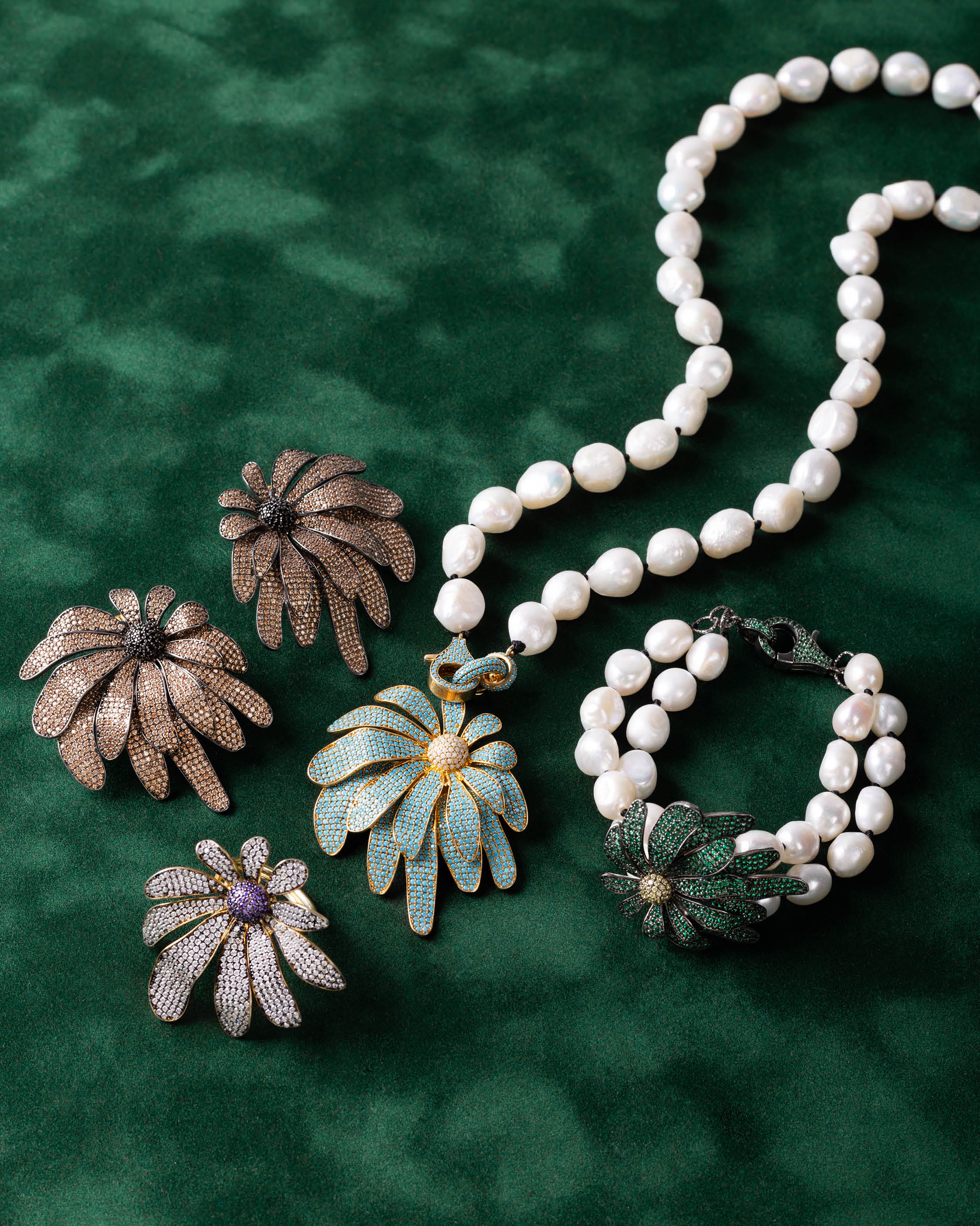 PULSERA DE PERLAS CON DIJE DE FLOR CON CRISTALES VERDES
