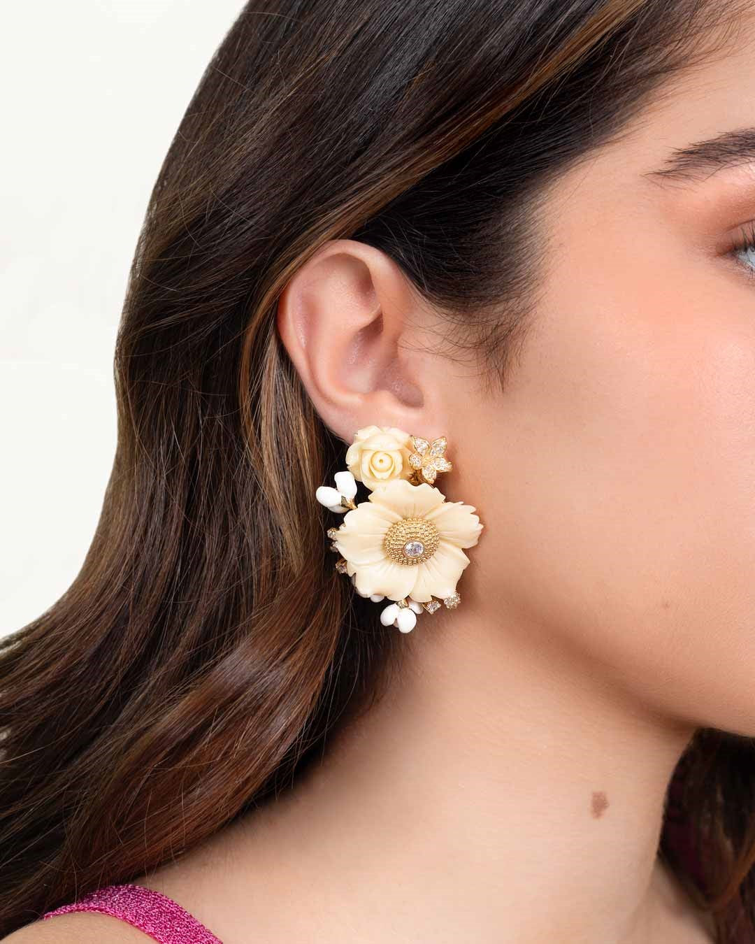 EARRING SILVER CENTER FLOWER SYN WHITE WHITE CZ
