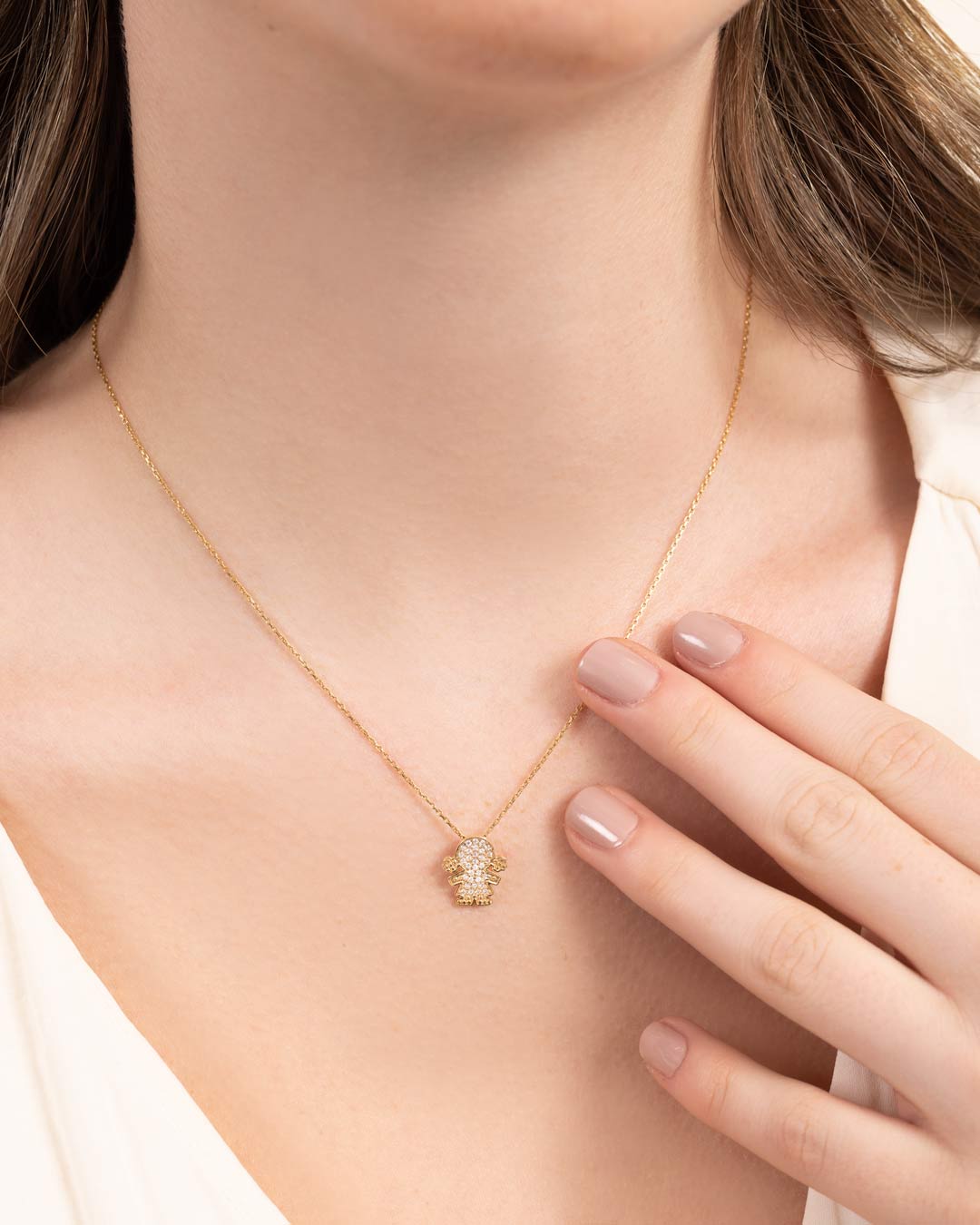 COLLAR CON DIJE DE NIÑA DE CRISTALES EN PLATA 925 CON BAÑO DE ORO AMARILLO