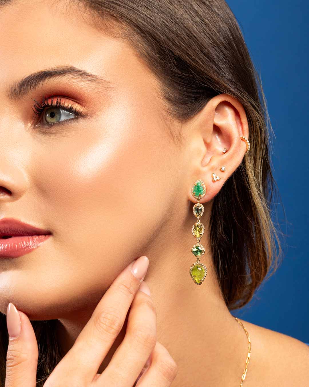 D0.84 CT ARETES ORO AMARILLO 14KT CON HOJAS PERIDOT ESMERALDA Y TURMALINA VERDE - C'SANTOS