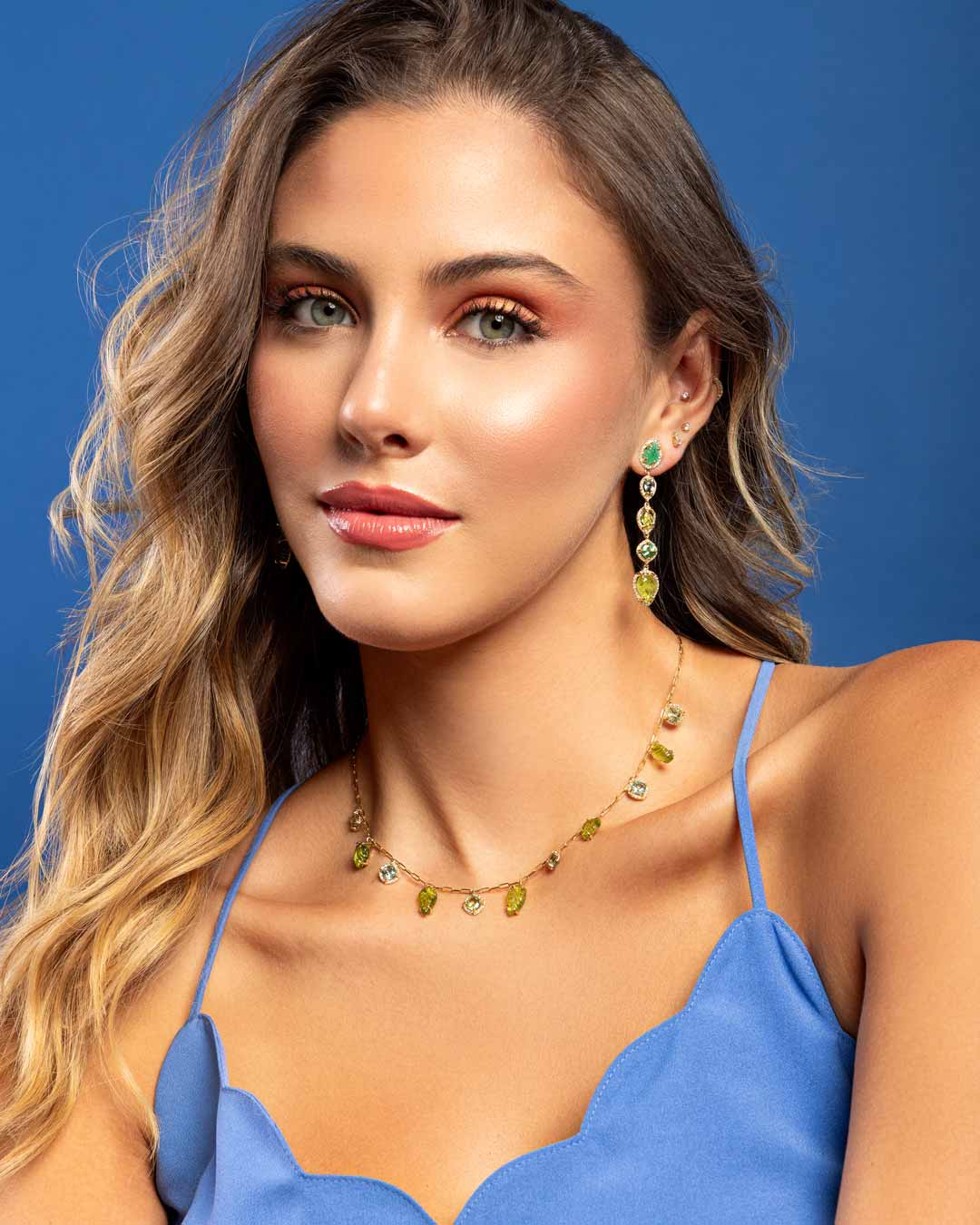 D0.84 CT ARETES ORO AMARILLO 14KT CON HOJAS PERIDOT ESMERALDA Y TURMALINA VERDE - C'SANTOS