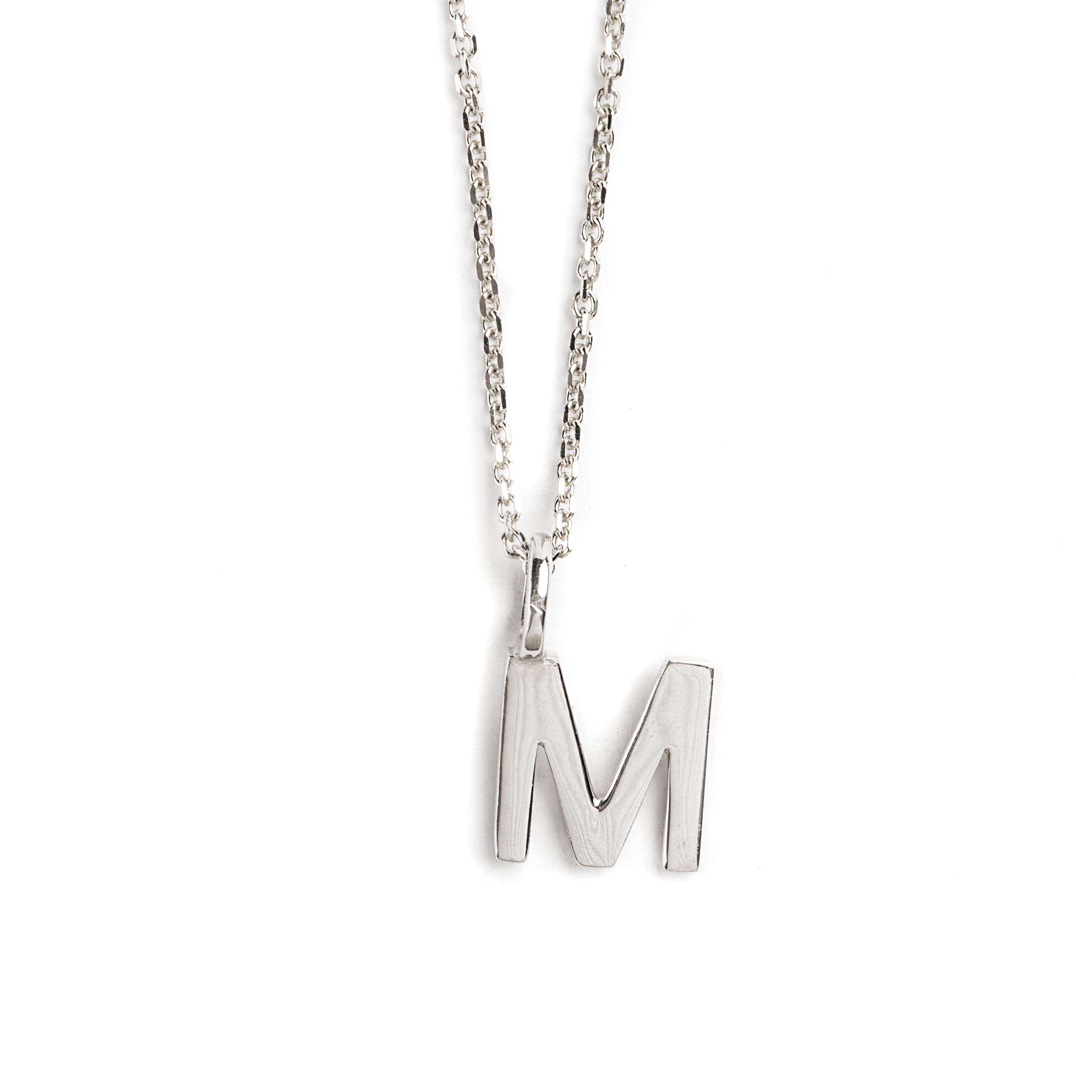 DIJE LETRA M DE ORO BLANCO DE 14K
