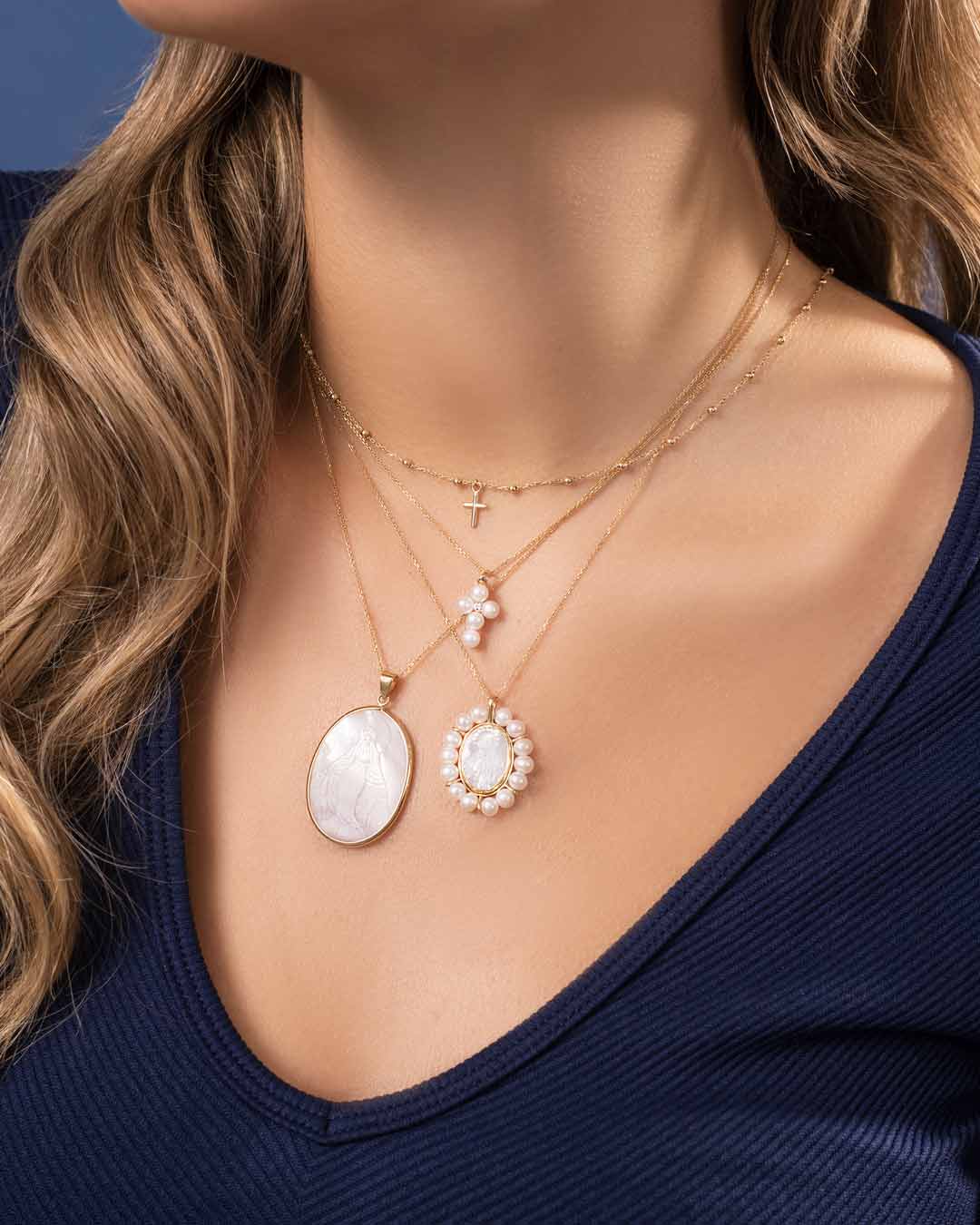 MEDALLA DE LA VIRGEN MILAGROSA EN CONCHA NACAR EN ORO AMARILLO 14K