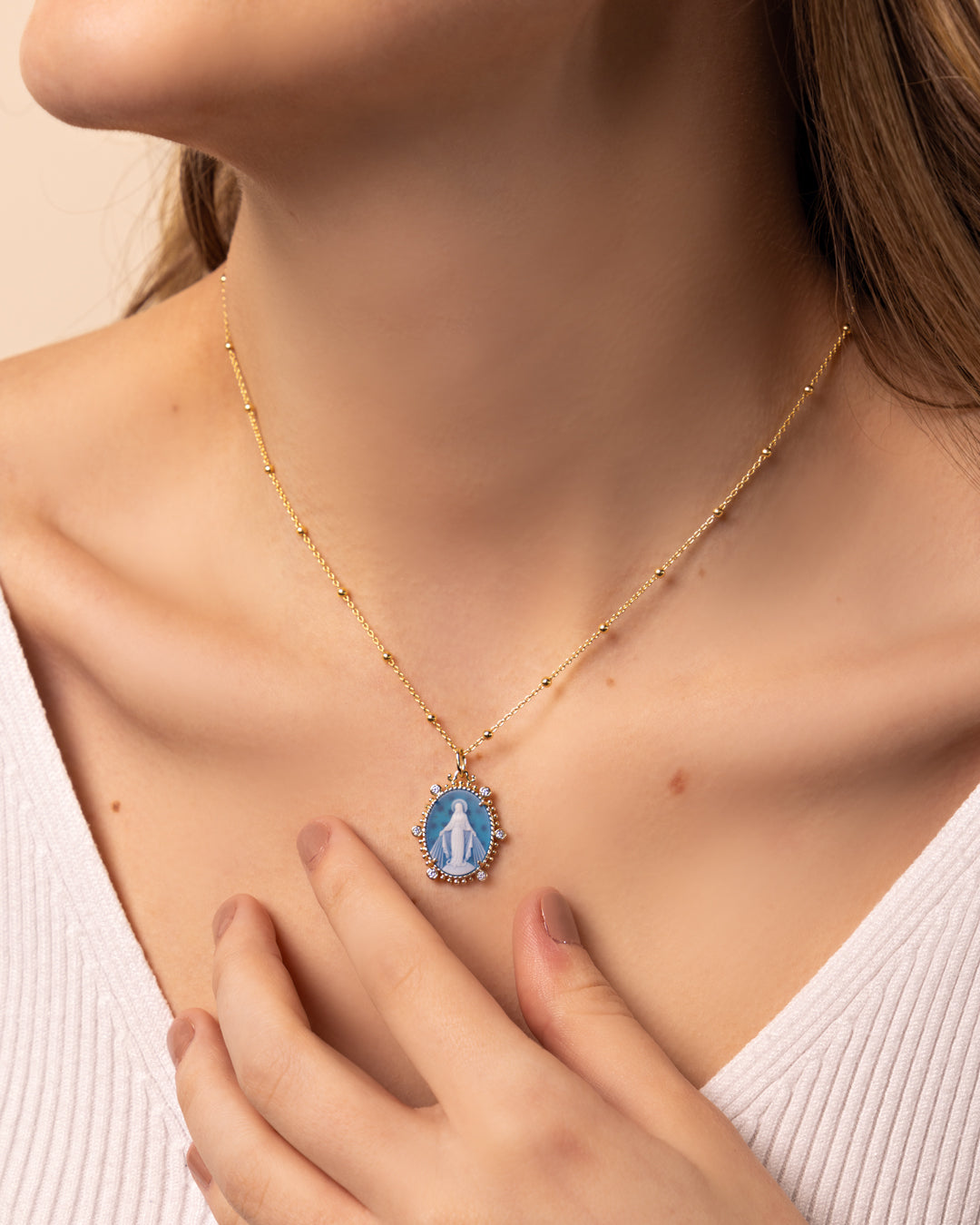 COLLAR CON CAMAFEO DE LA VIRGEN GUADALUPE  EN AGATA AZUL CON CRISTALES  EN PLATA 925 CON BAÑO DE ORO AMARILLO