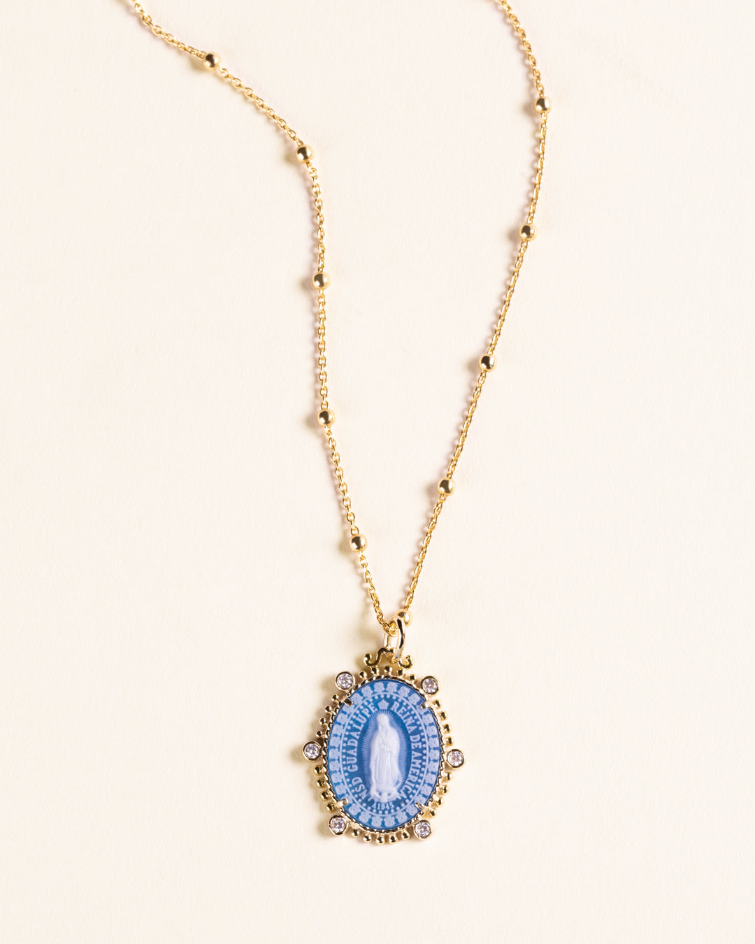 COLLAR CON CAMAFEO DE LA VIRGEN DE GUDALUPE EN AGATA AZUL MONTADO EN PLATA 925 CON BAÑO DE ORO AMARILLO