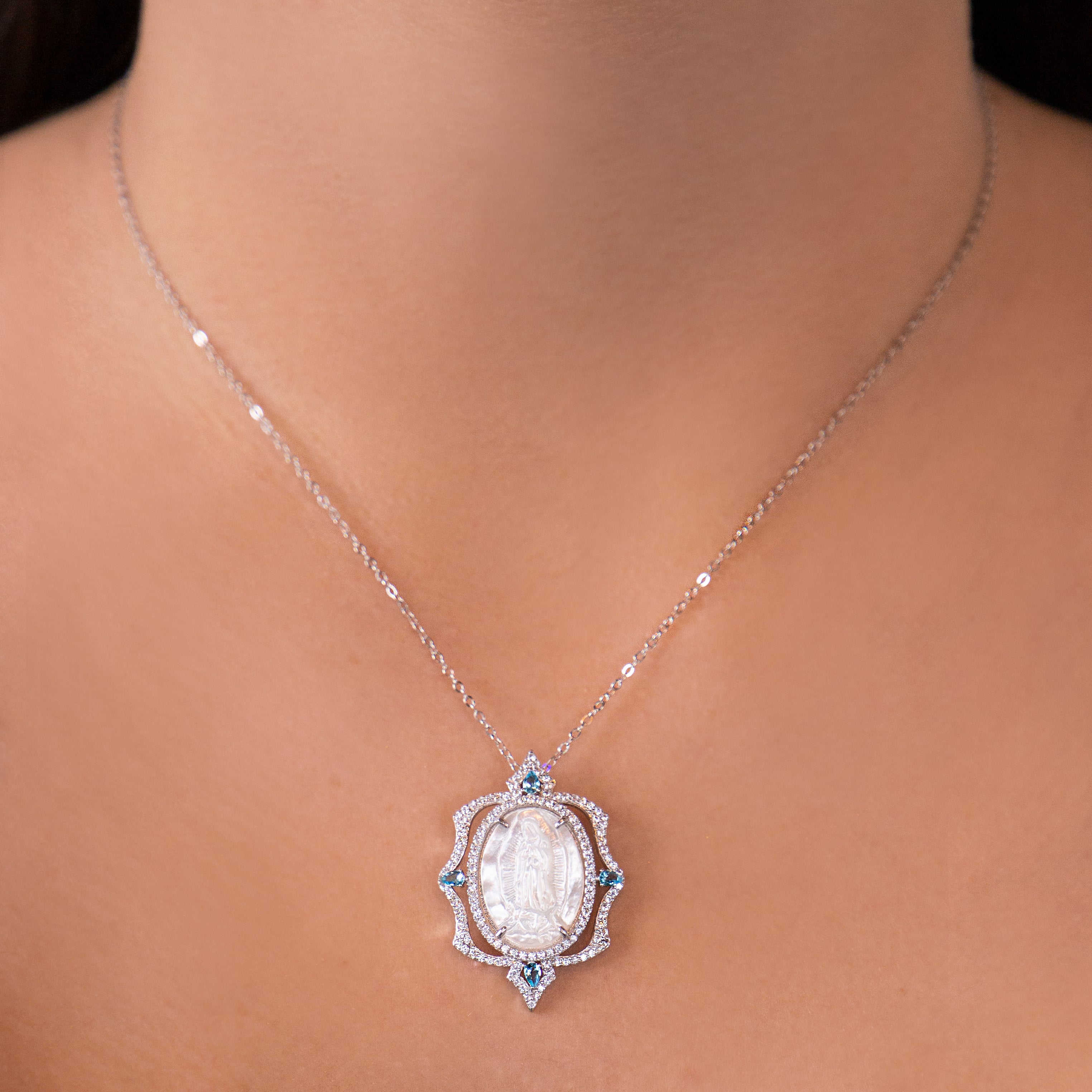 COLLAR CON VIRGEN DE GUADALUPE EN CONCHA NACAR CON CRISTALES EN PLATA 925