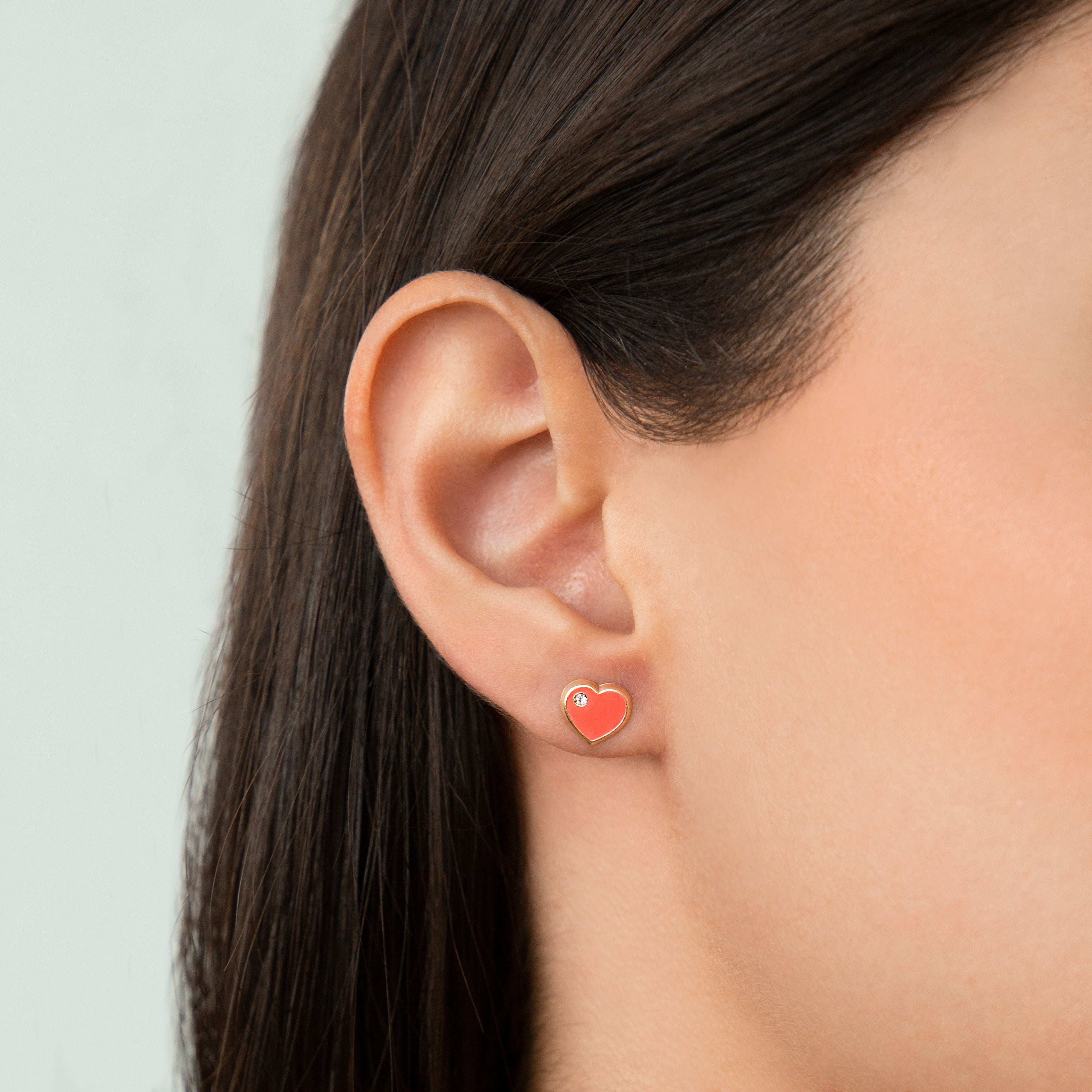 ARETES DE BEBE DE CORAZON CON CRISTAL Y ESMALTE ROSA EN ORO AMARILL DE 14K