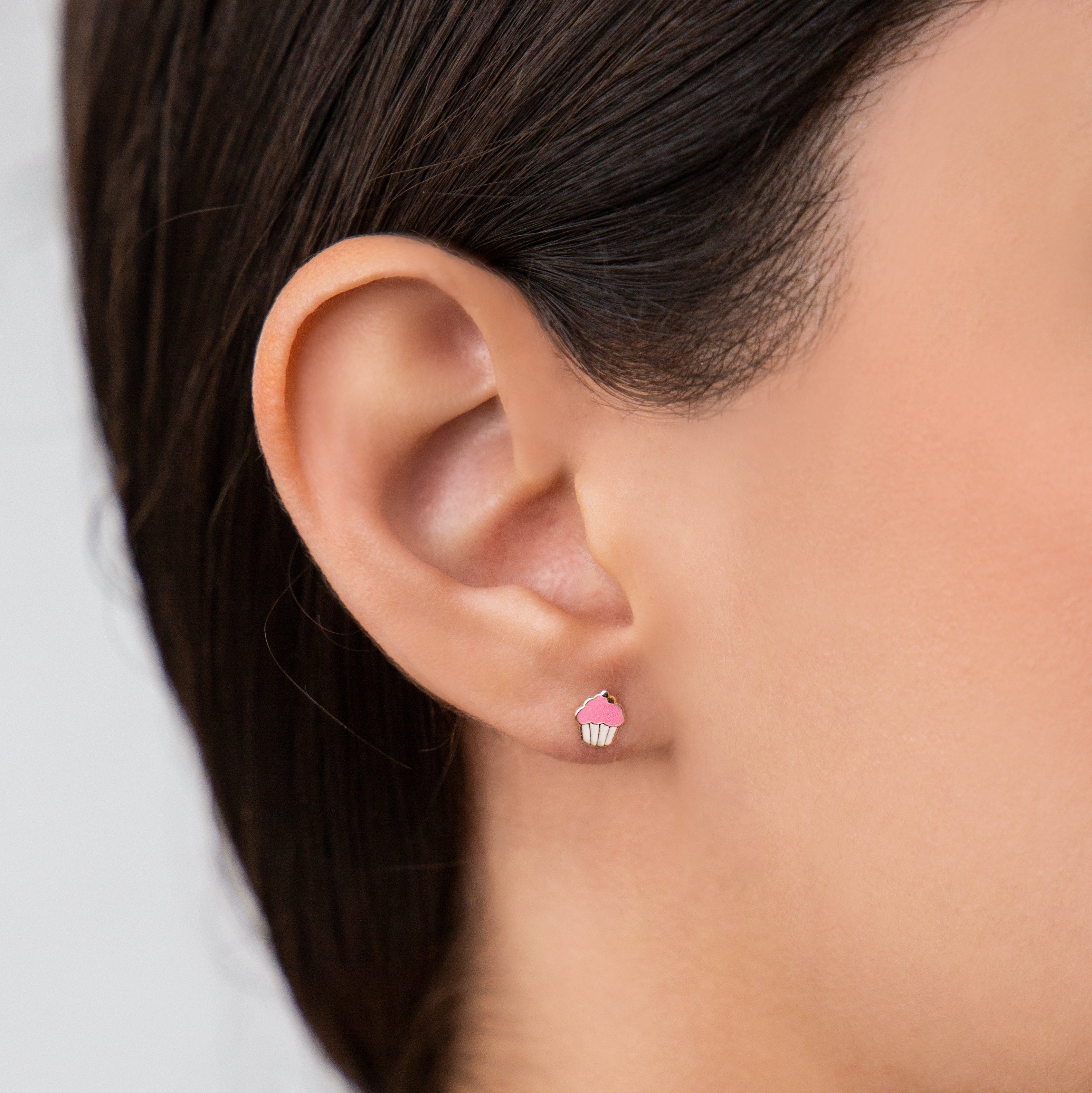ARETES DE BEBE EN FORMA DE CUPCAKE CON ESMALTE BLANCO Y ROSADO EN ORO AMARILLO DE 14K