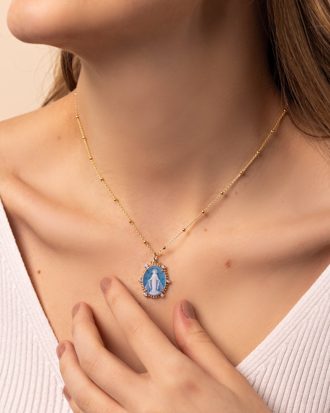 COLLAR CON CAMAFEO DE LA VIRGEN GUADALUPE EN AGATA AZUL CON CRISTALES EN PLATA 925 CON BAÑO DE ORO AMARILLO - C'SANTOS