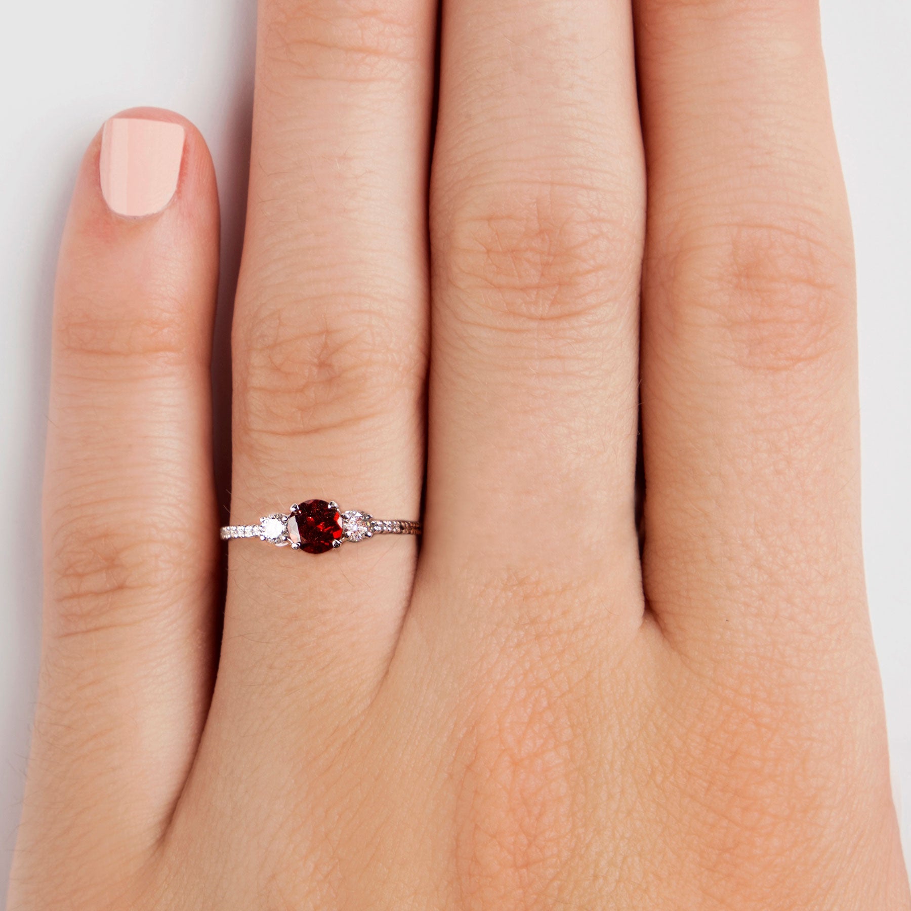 D0.40CT 14KW GRANATE DE 4 MM ESTILO THREE STONE - C'SANTOS