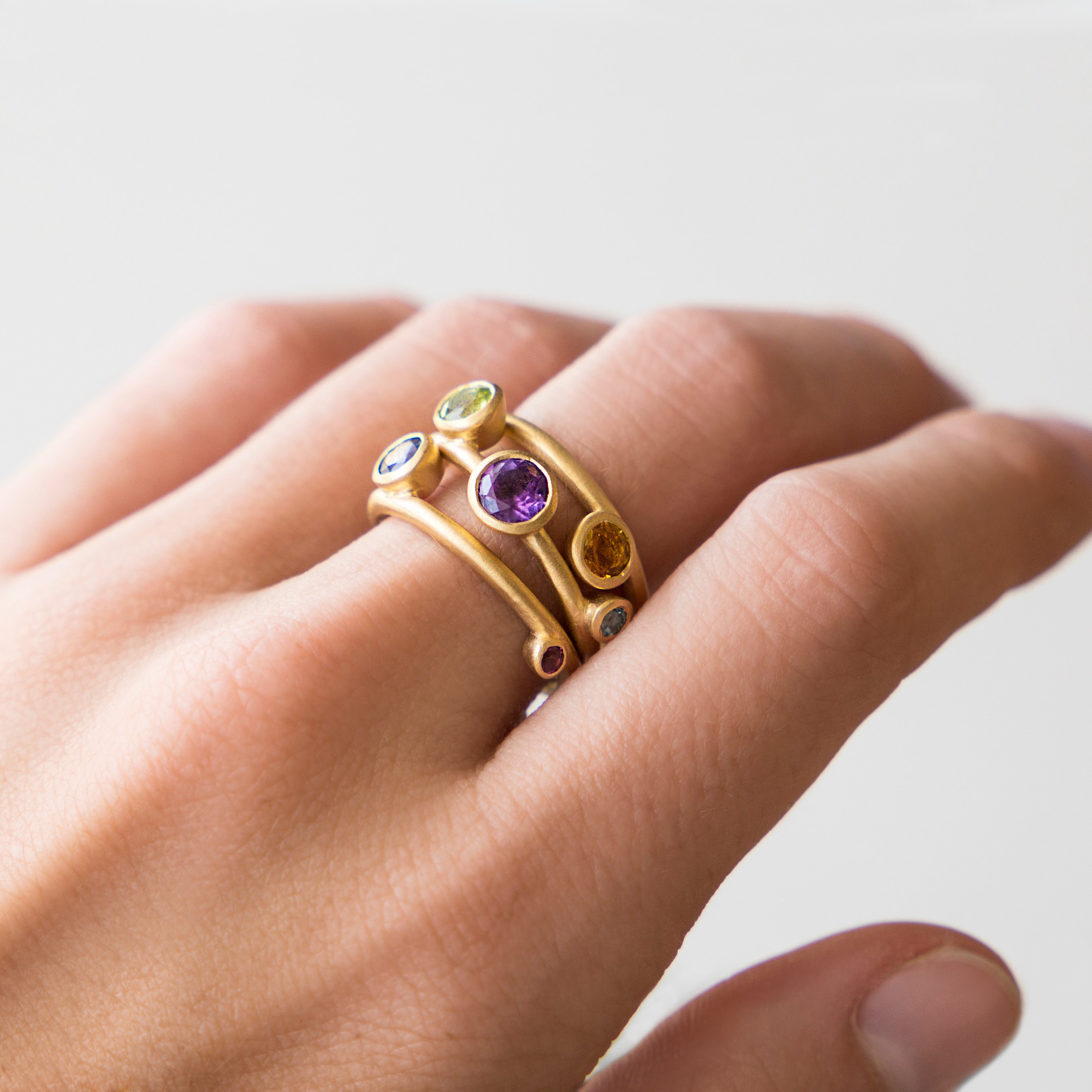 ANILLO DE AMATISTA BRASILEÑA CITRINA GRANATE E IOLITA EN PLATA 925 CON BAÑO DE ORO AMARILLO