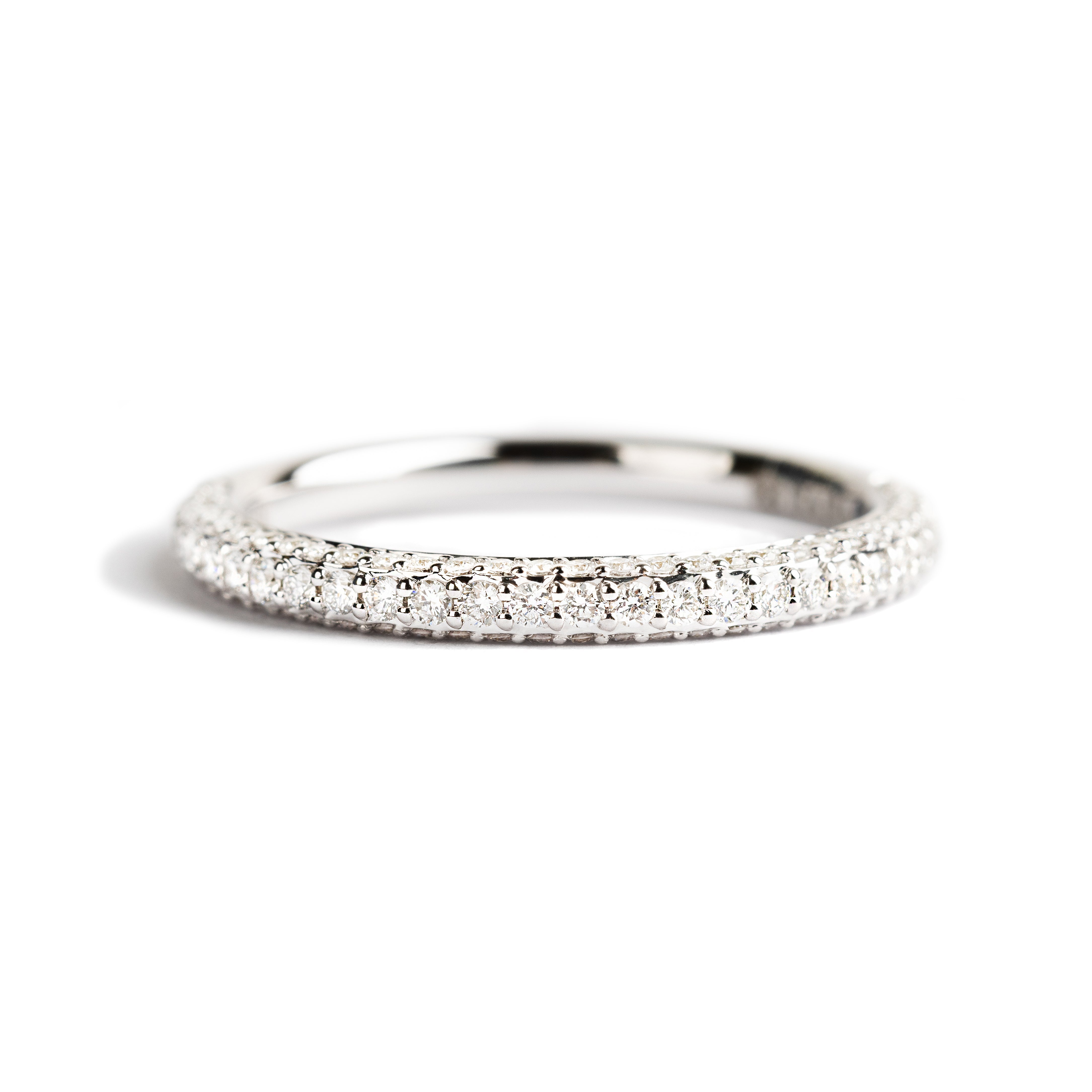 ANILLO DE BODAS SEMI INFINITO CON PAVE DE ORO BLANCO DE 14 K