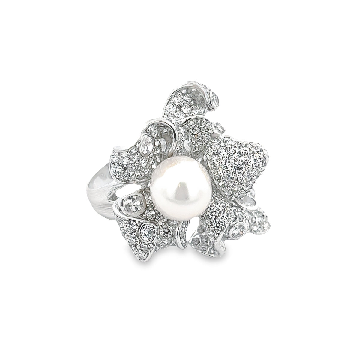 WHITE PEARL SET IN SILVER FLOWER RING