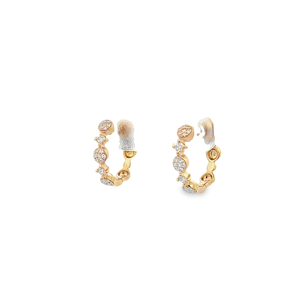 AROS HUGGIES DE ORO DE 14K CON DIAMANTES