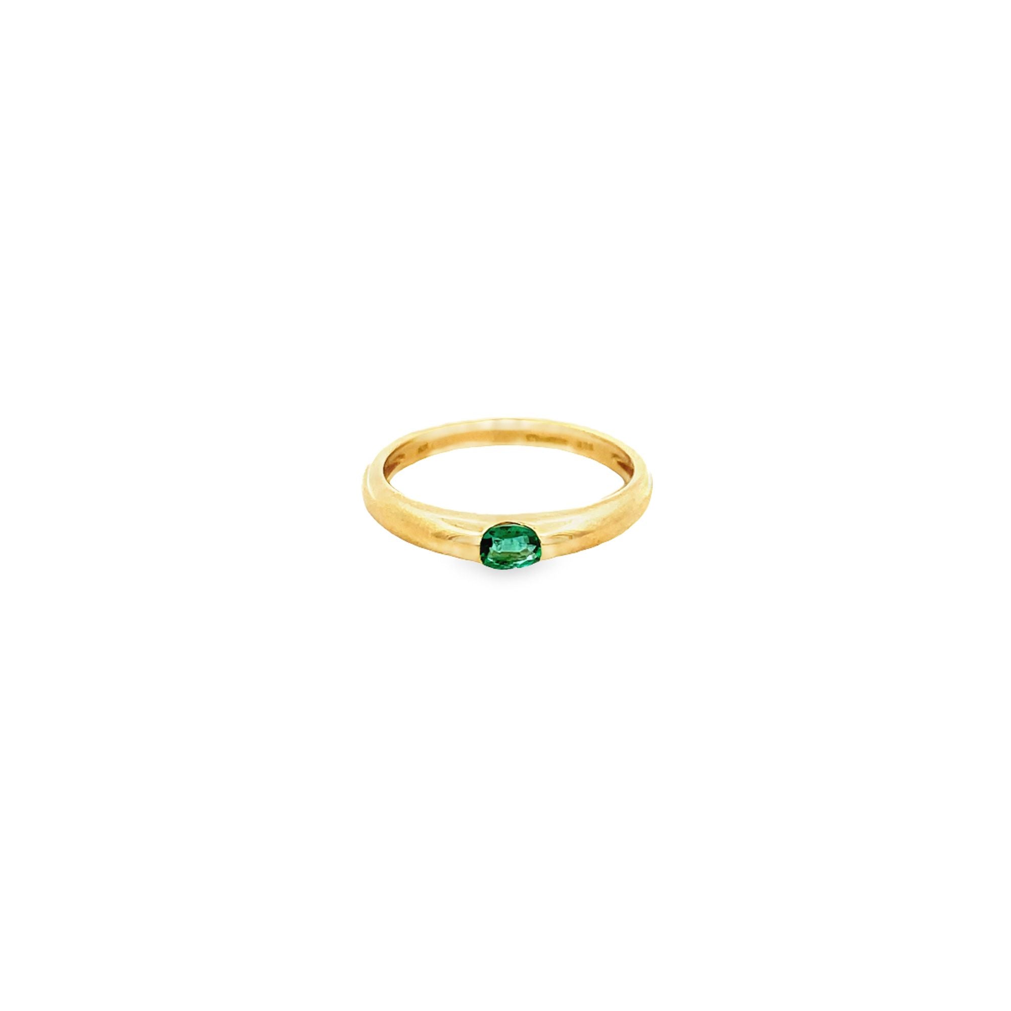 EMERALD SLIM SIGNET RING SET IN 18K YELLOW GOLD