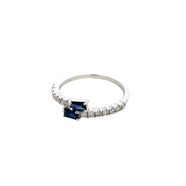 BLUE SAPPHIRE AND DIAMOND BAQUETTE BYPASS RING SET IN 18K WHITE GOLD