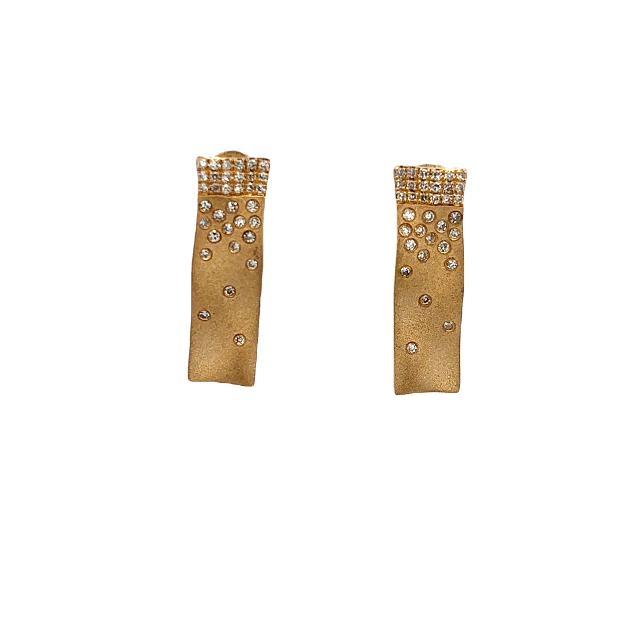 PENDIENTES DE BARRA MATE CON SEMI PAVÉ DE DIAMANTES EN MONTURA DE ORO AMARILLO DE 14 K