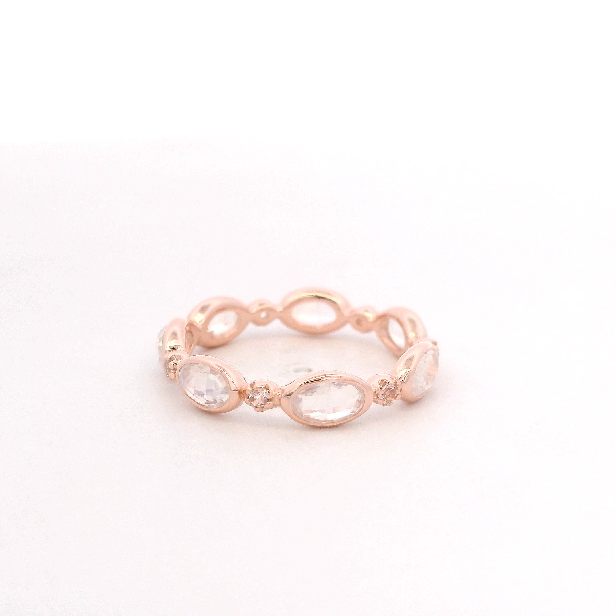 925RG OVAL MOOSTONE AND TOPAZ WHITE RING T6.5