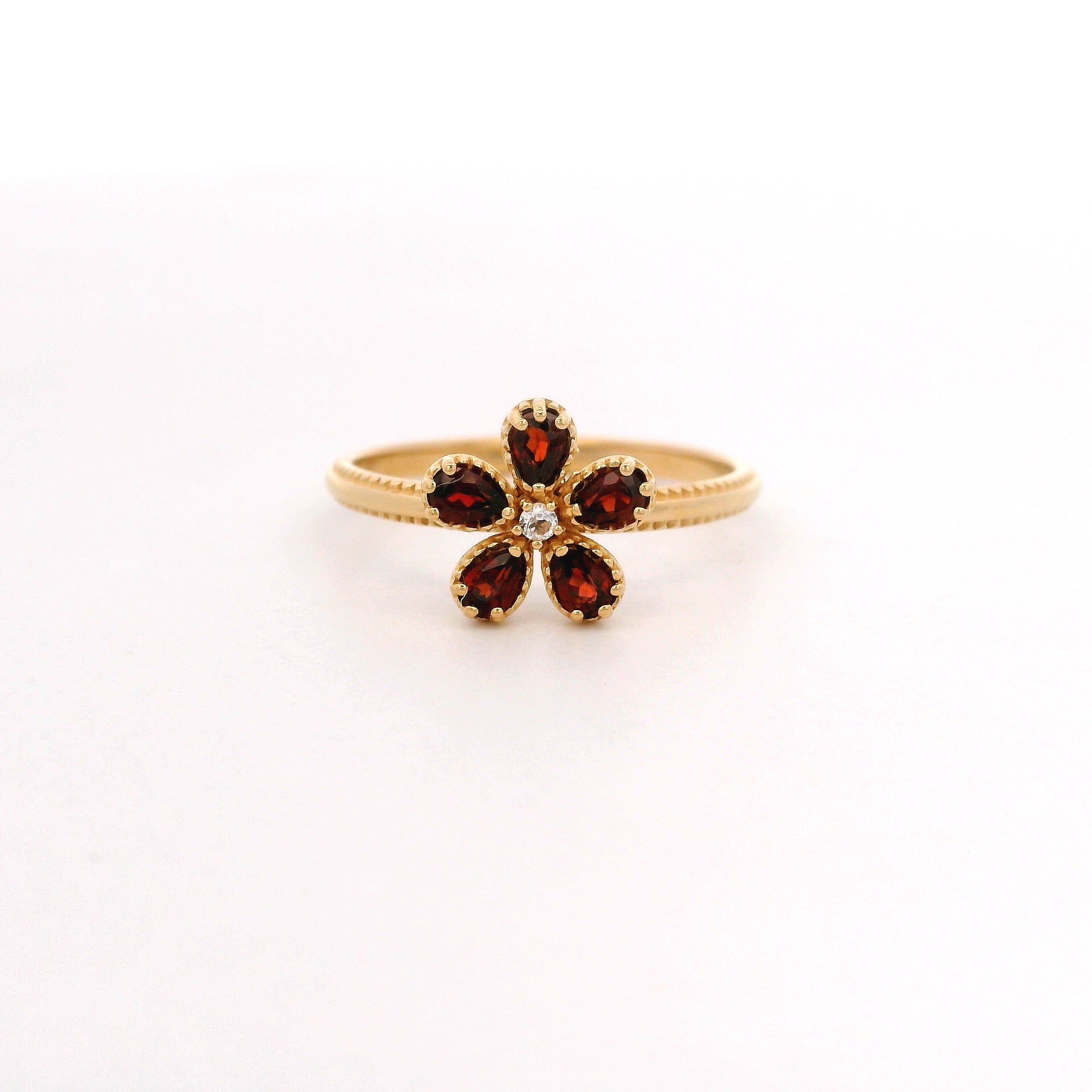 925YG FLOWER GARNET CENTER TOPAZ WHITE RING T6.5