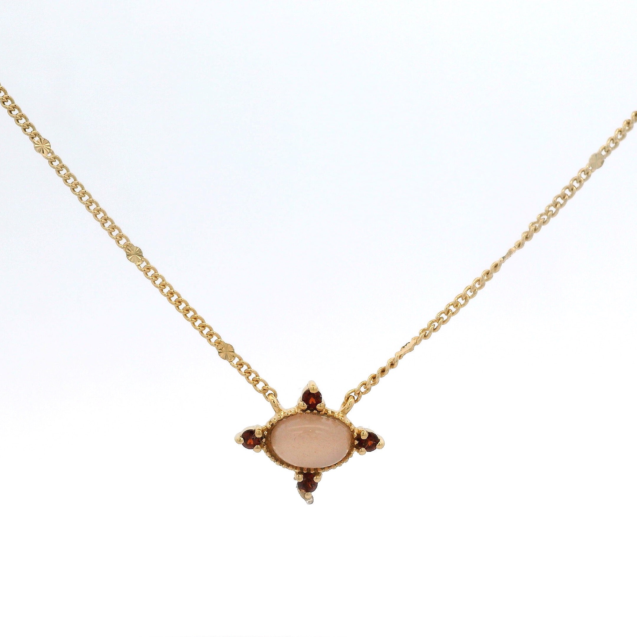 925YG OVAL MOOSTONE PEACH 4 POINTS GARNET NECKLACE
