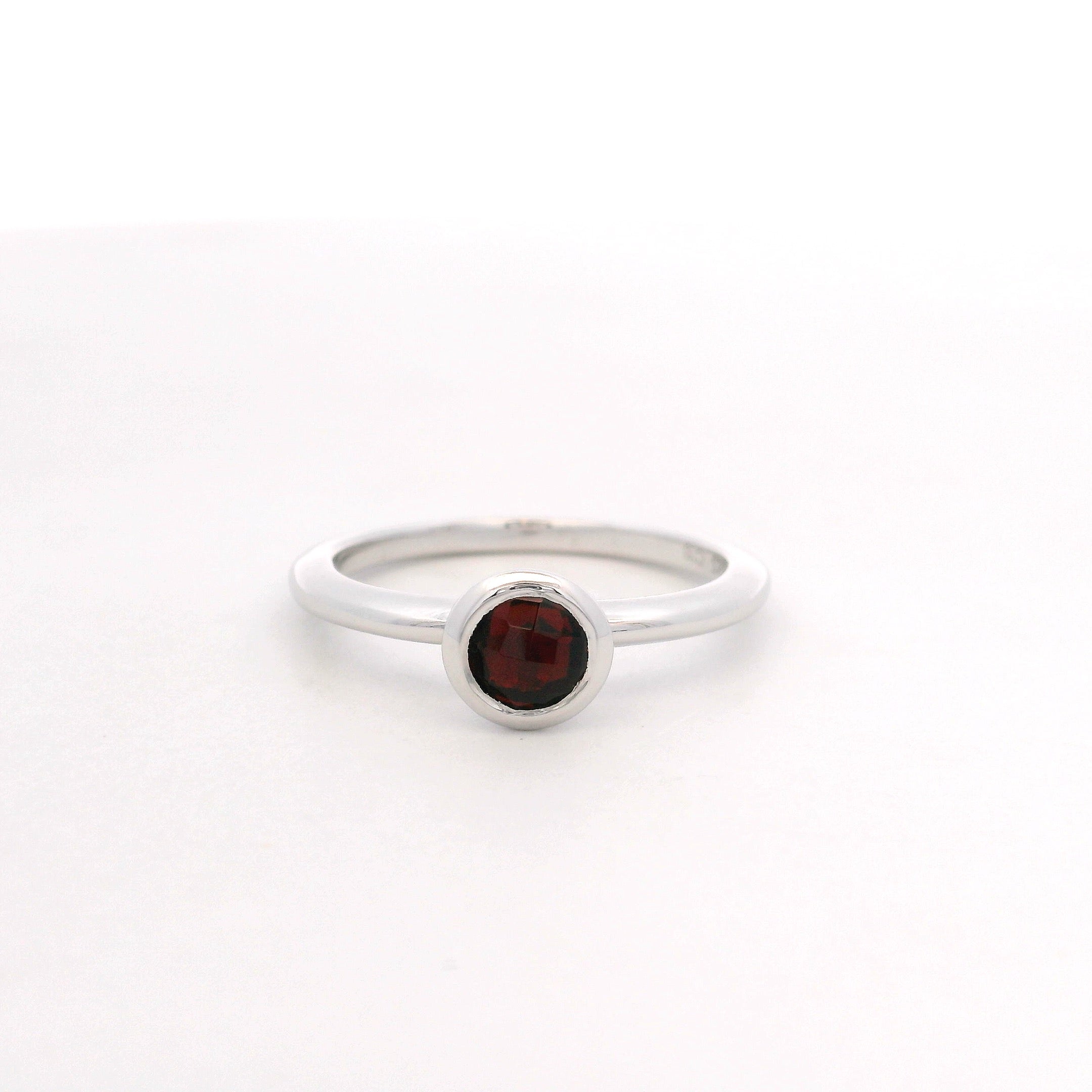 925SL BEZEL GARNET SOLITARY RING T6.5