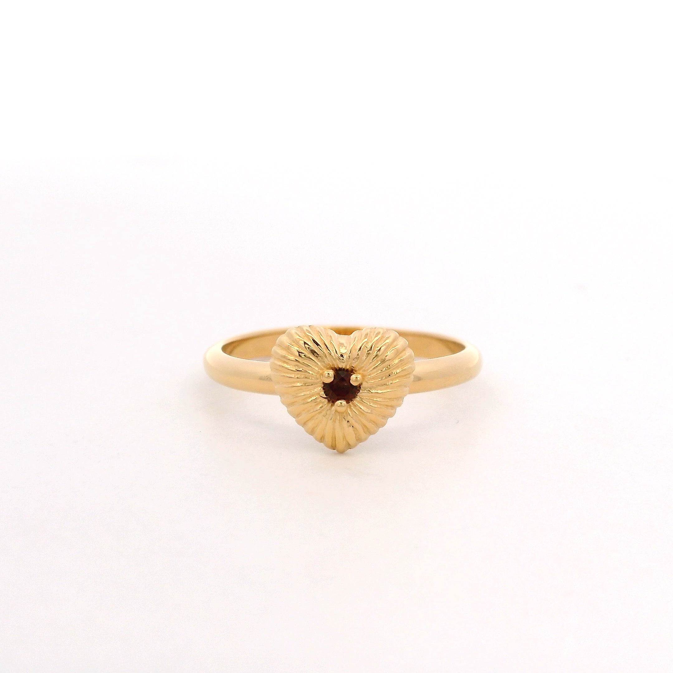 925YG TEXTURE HEART CENTER GARNET RING T6.5