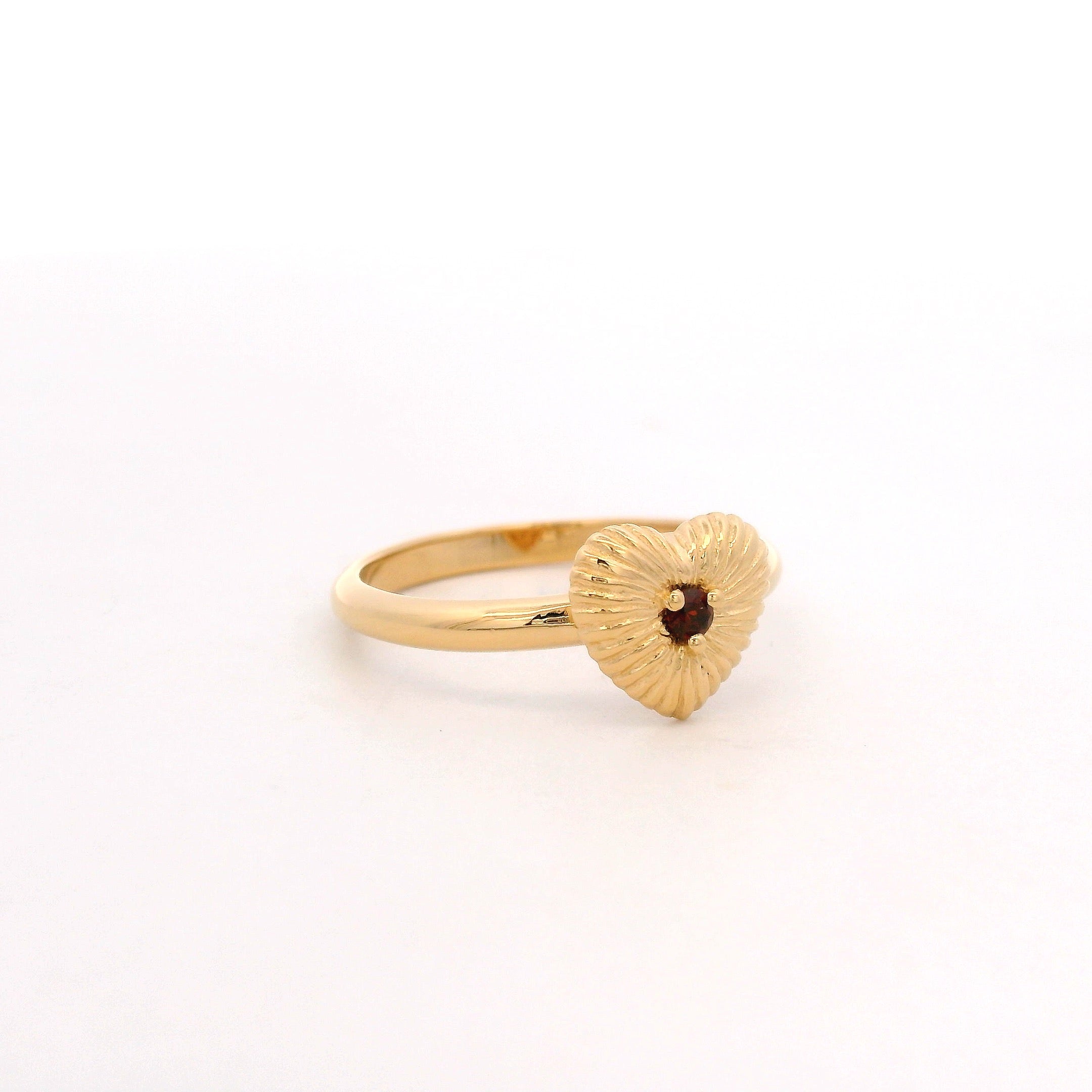 925YG TEXTURE HEART CENTER GARNET RING T6.5