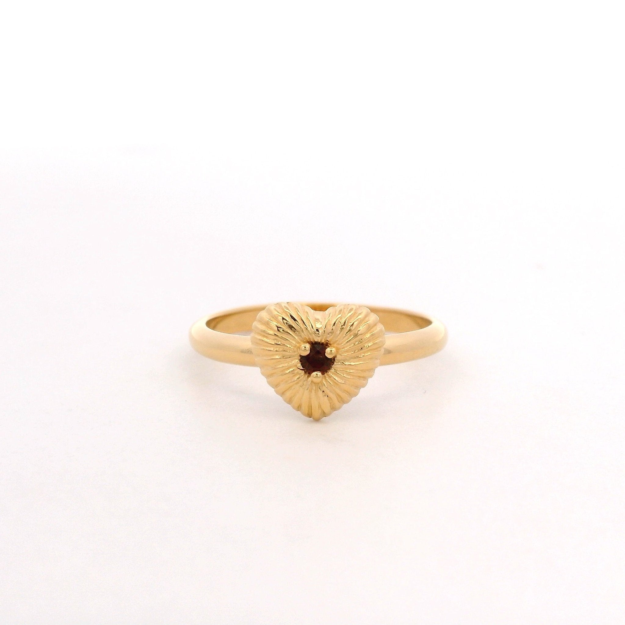 925YG TEXTURE HEART CENTER GARNET RING T6.5 - C'SANTOS