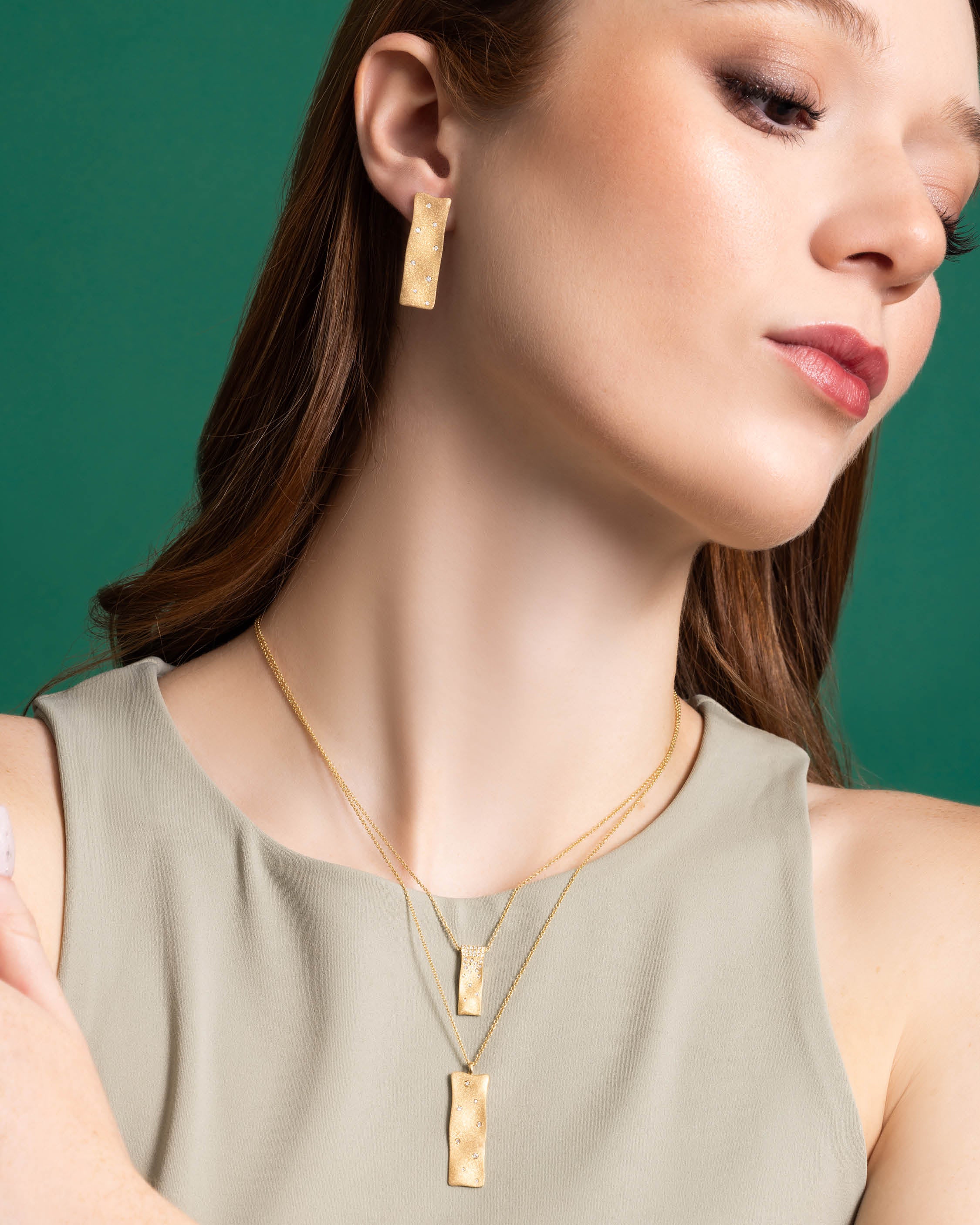 DIAMOND MATTE BAR NECKLACE SET IN 14K YELLLOW GOLD