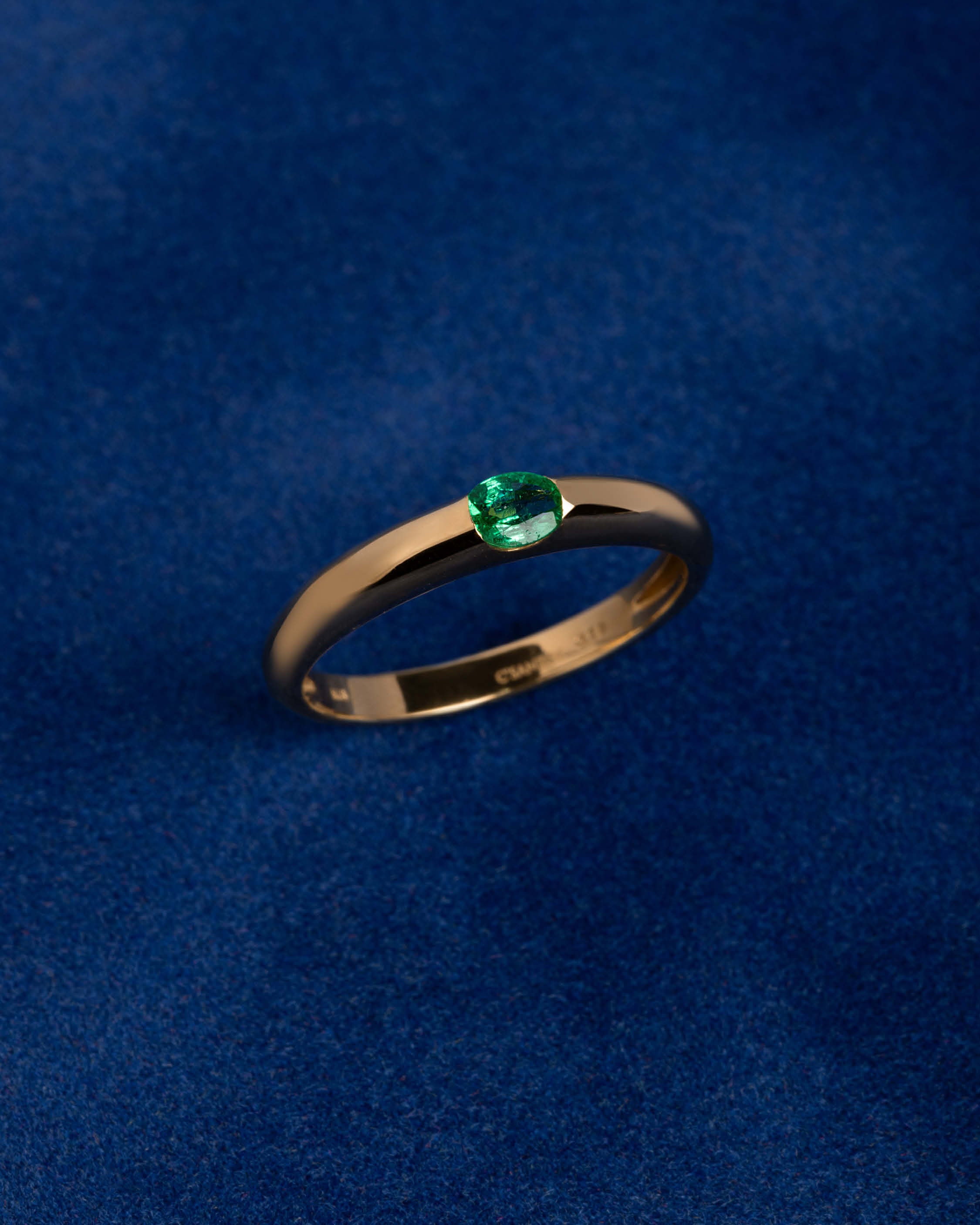 EMERALD SLIM SIGNET RING SET IN 18K YELLOW GOLD