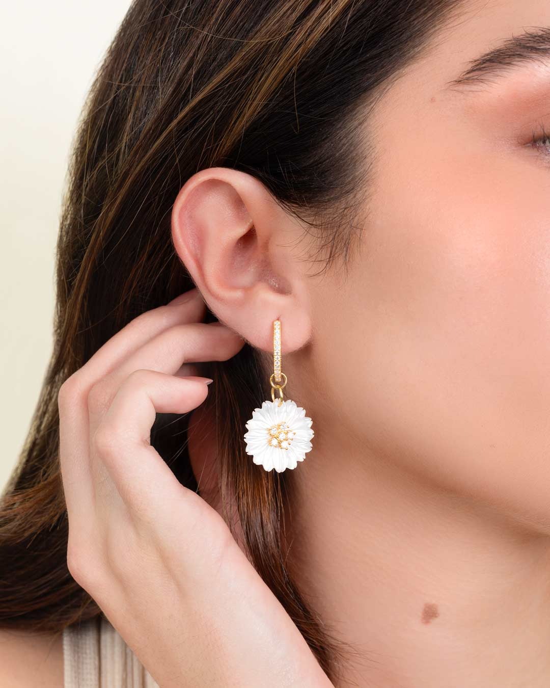 925 SILVER GOLD PLATED FLOWER EARRINGS WITH MOTHER OF PEARL