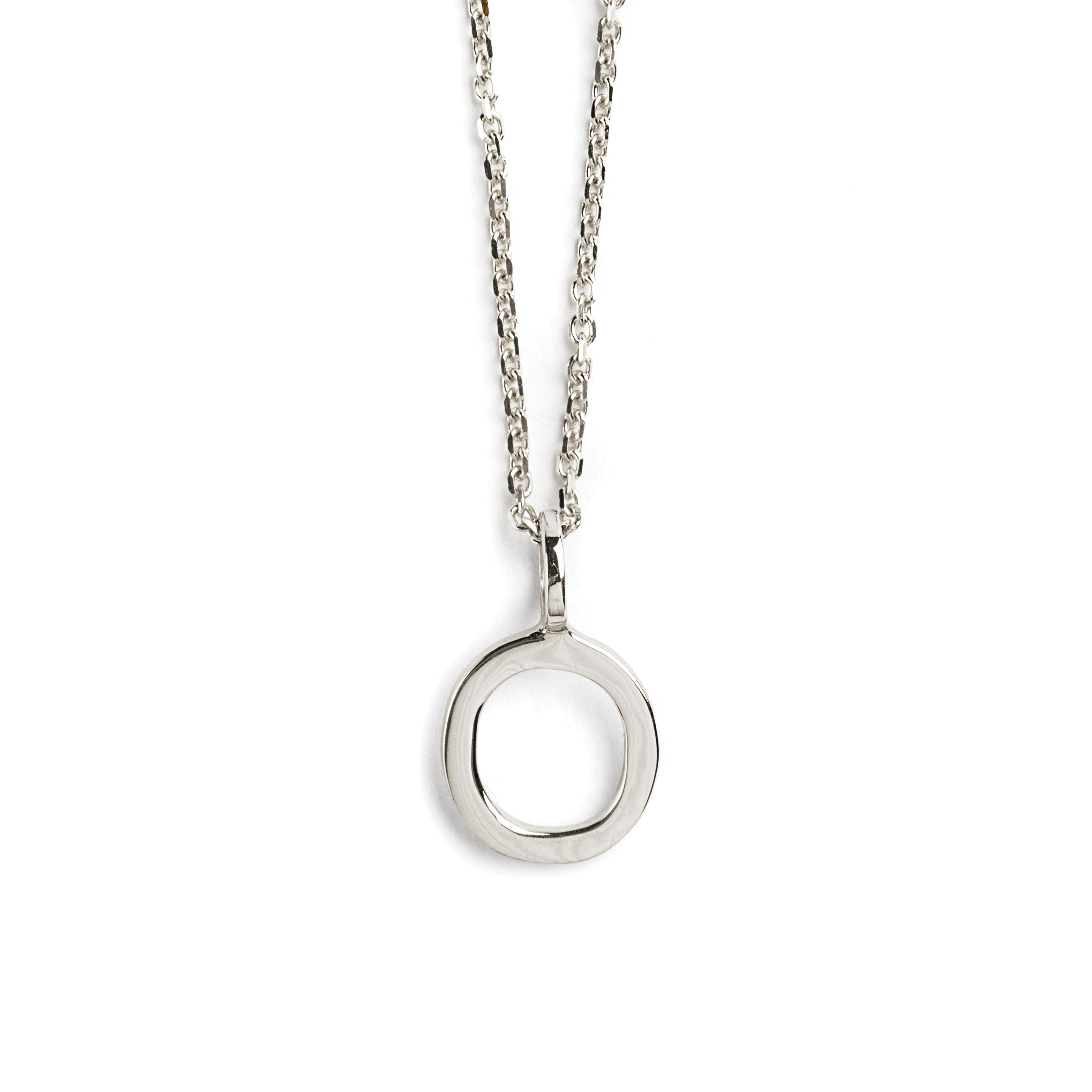 DIJE LETRA O DE ORO BLANCO DE 14K