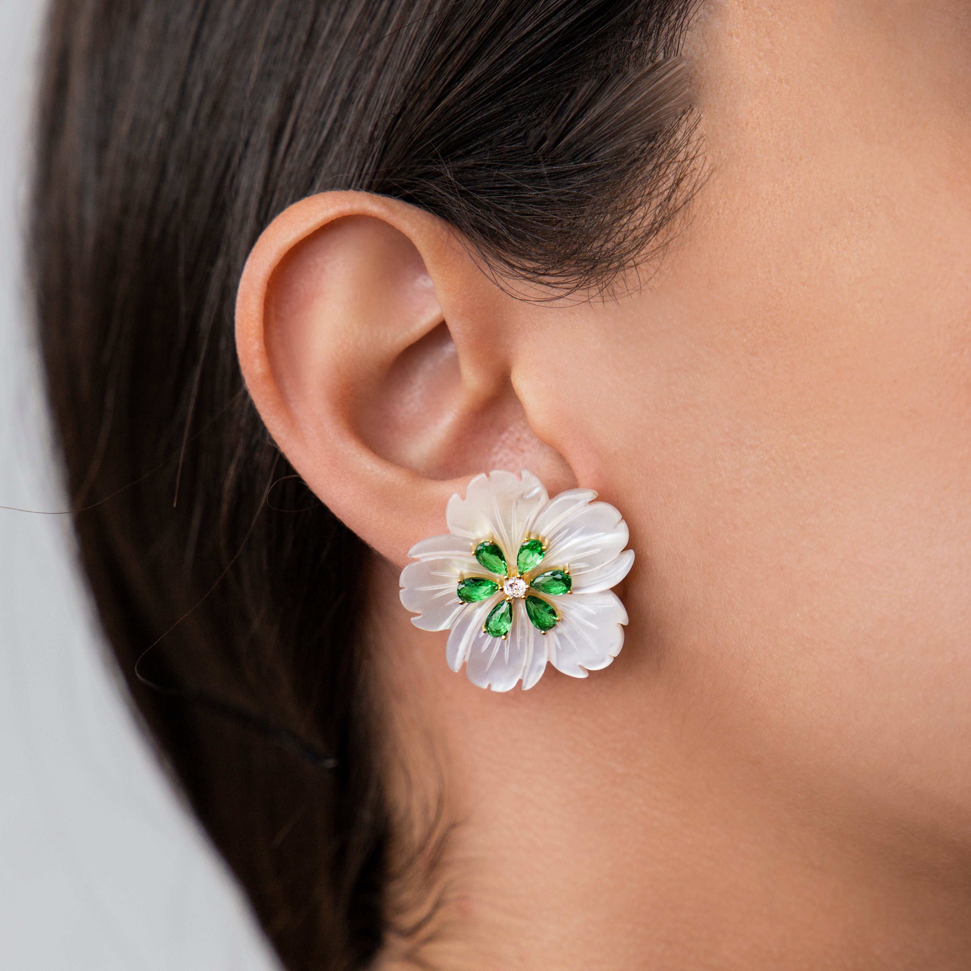 925 GOLD PLATED FLOWER EARRINGS WITH MOTHER OF PEARL AND GREEN CRYSTALS