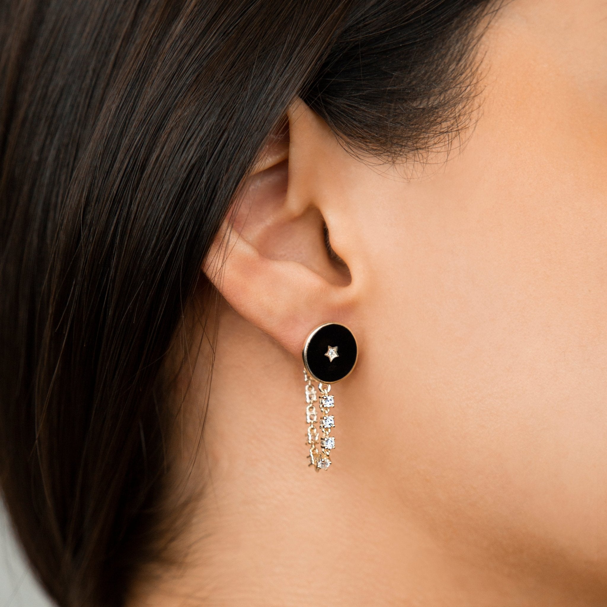 ARETES CON CRISTALES COLGANTES Y ESMALTE NEGRO EN PLATA 925 CON BAÑO DE ORO AMARILLO - C'SANTOS