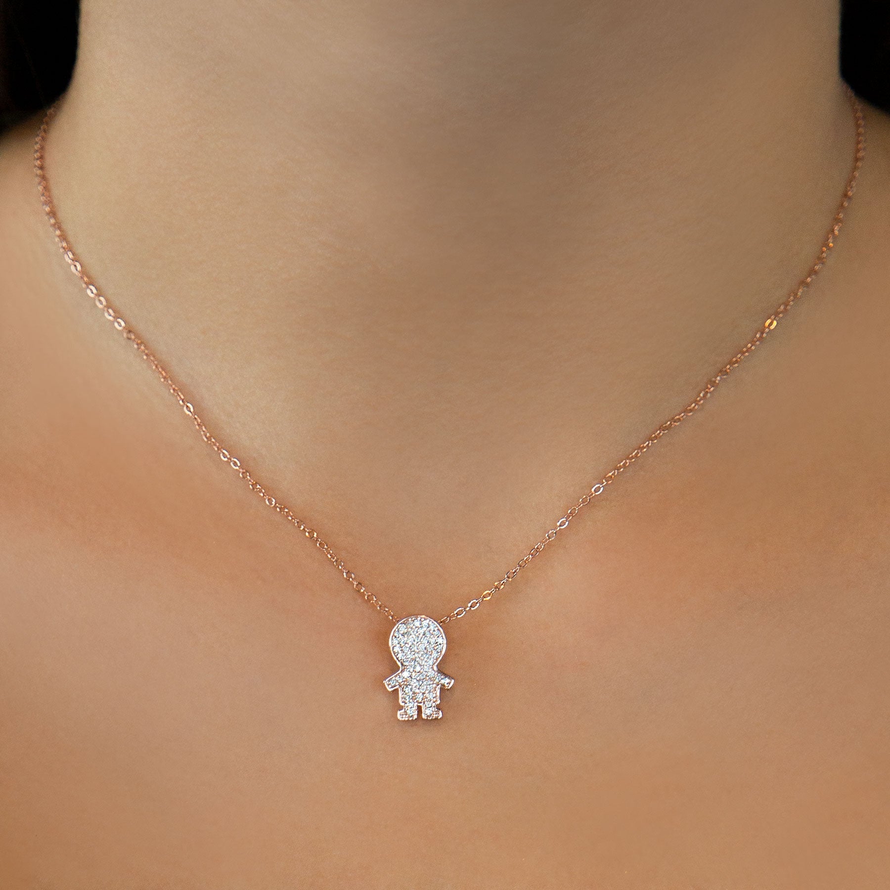 COLLAR CON DIJE DE NIÑO Y CRISTALES EN PLATA 925 CON BAÑO DE ORO ROSADO - C'SANTOS