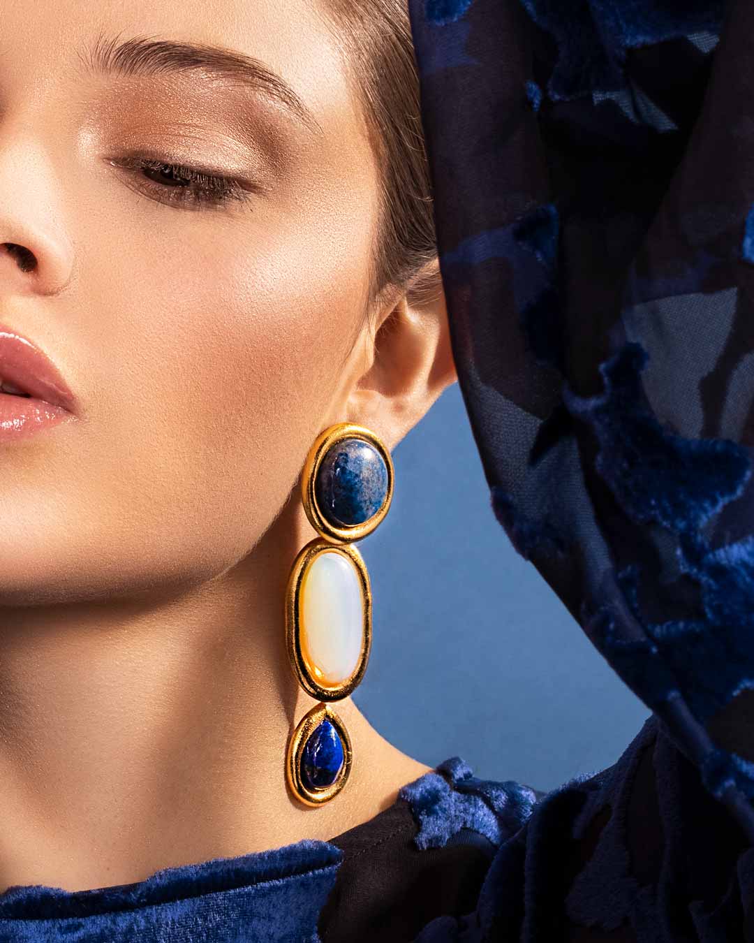 LUTHANA EARRINGS WITH BLUE AND WHITE STONES SET IN GOLDEN METAL