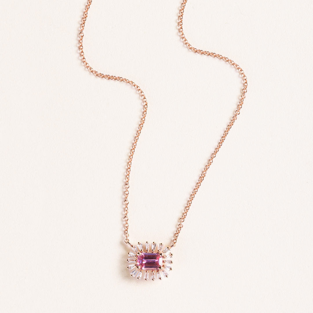COLLAR DE ZAFIRO ROSADO Y DIAMANTES BAGUETTE EN ORO ROSADO 14K .